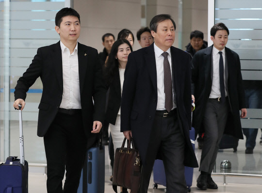스위스 로잔 국제올림픽위원회(IOC) 본부에서 남북 체육 수장과 IOC의 3자 면담을 마친 도종환 문화체육부 장관과 유승민 IOC선수위원이 16일 인천공항을 통해 귀국하고 있다. <연합뉴스>
